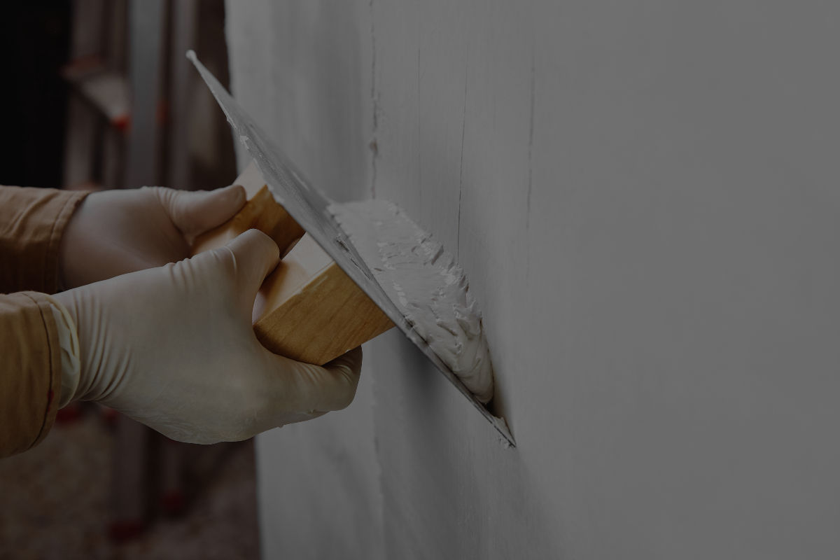 Ratissage des murs avant peinture à Cherbourg-en-Cotentin