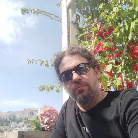 Ο Τάσος Αναστασιάδης μας ξεναγεί στον κόσμο του βιβλίου του με τίτλο ''Πίσω από τις σκιές''