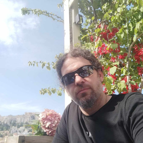 Ο Τάσος Αναστασιάδης μας ξεναγεί στον κόσμο του βιβλίου του με τίτλο ''Πίσω από τις σκιές''