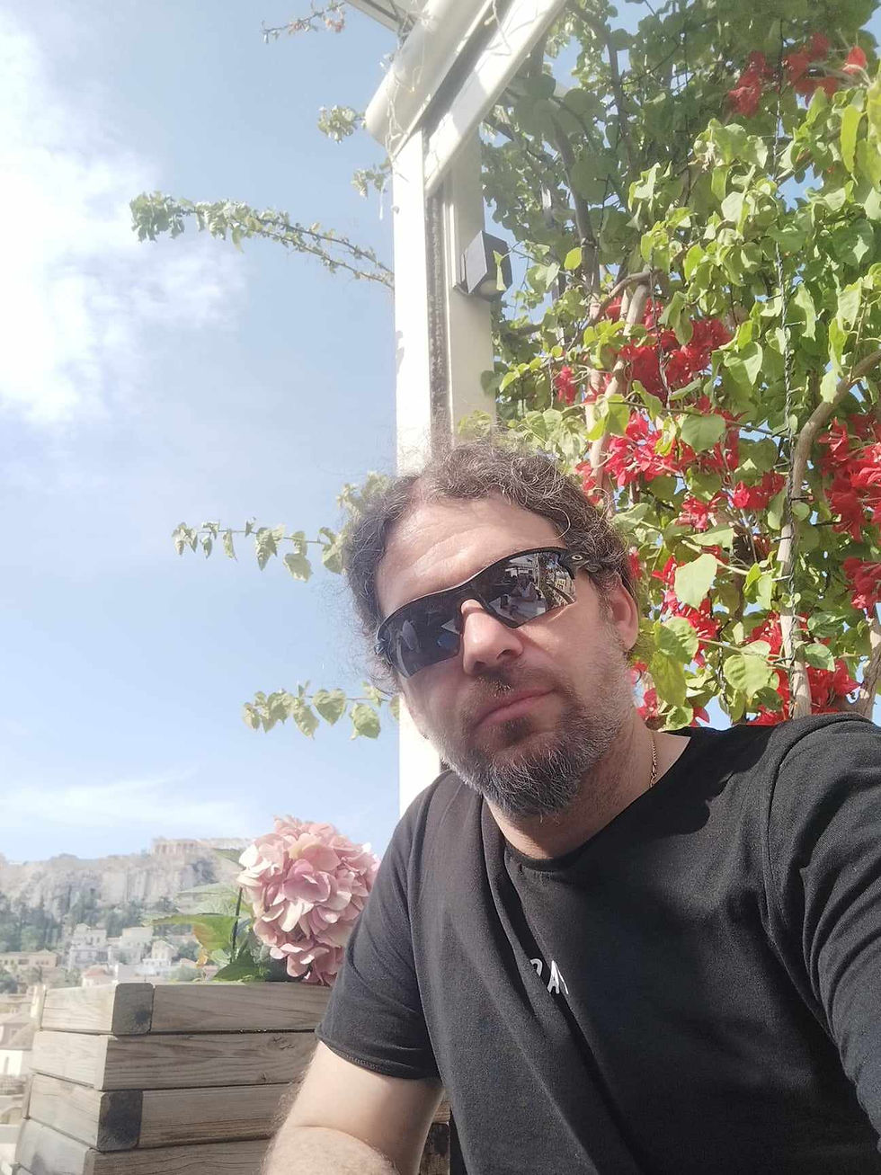 Ο Τάσος Αναστασιάδης μας ξεναγεί στον κόσμο του βιβλίου του με τίτλο ''Πίσω από τις σκιές''