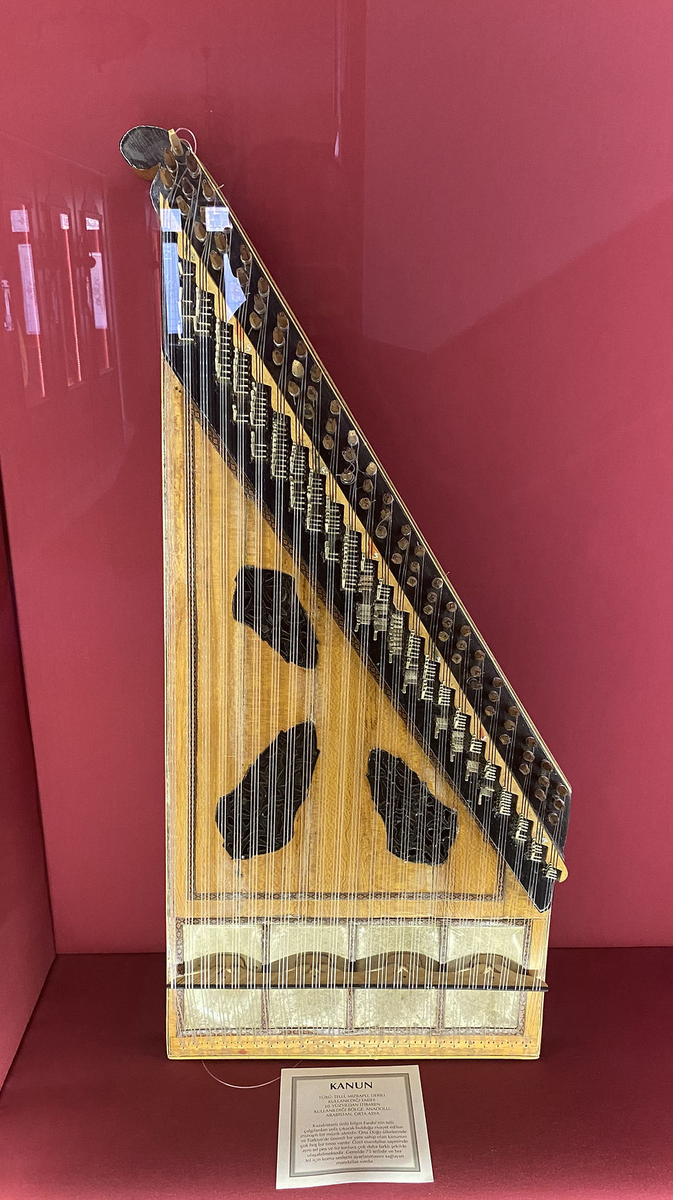 Kanun - 10.Yüzyıldan buyana Türkistan, Anadolu, Arabistan'da kullanılmıştır. Kazak Türkü ünlü bilgin Farabi'nin telli çalgılardan yola çıkarak bulduğu düşünülen mızraplı 75 telli bir çalgıdır. Türkiye ve Orta Doğu'da sıklıkla kullanılan Kanun'un çok hoş bir tınısı vardır.