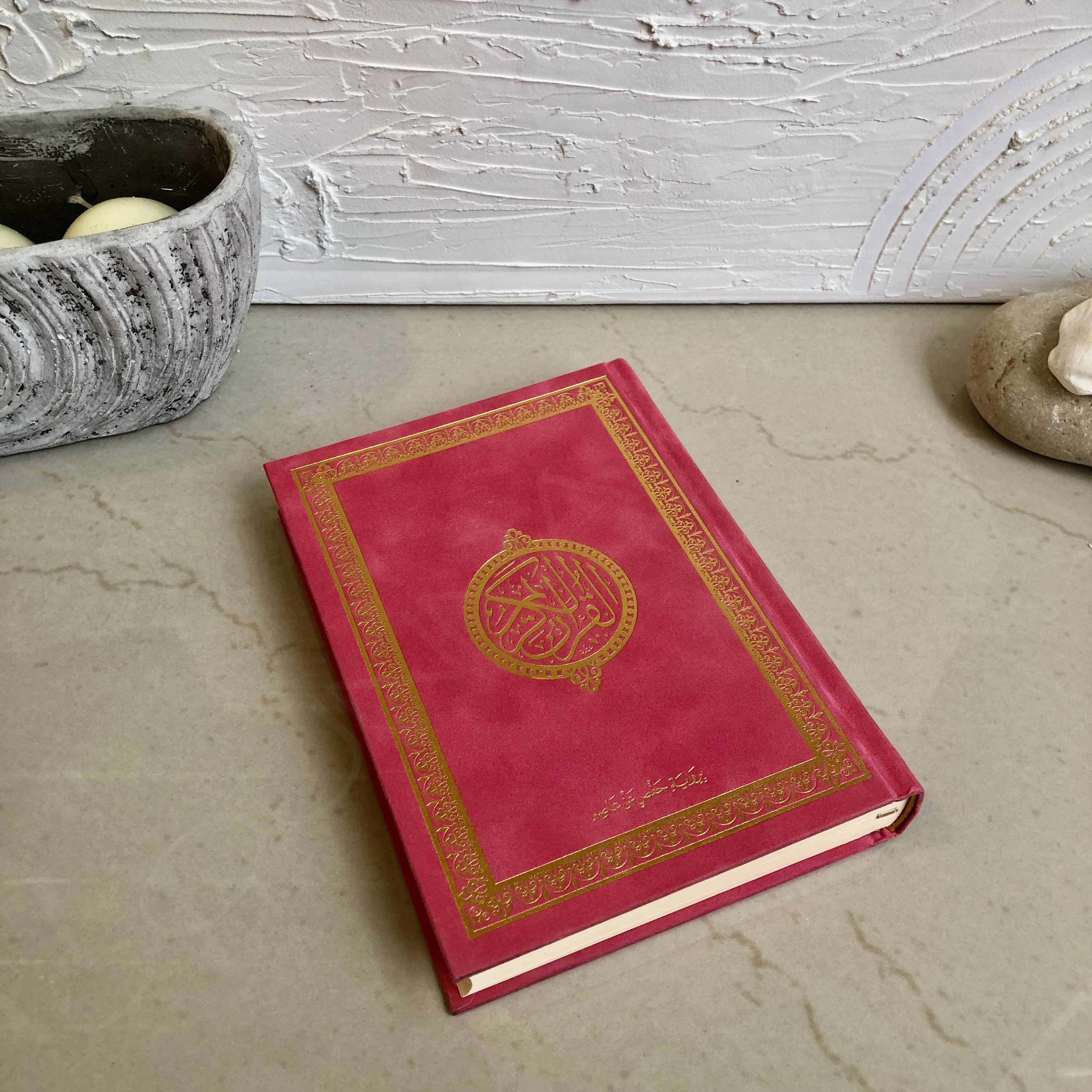 Coran velours en arabe, rose-corail