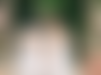 Twee bruidsparen in boho chic witte trouwjurken met open rug en bloemenboog in romantische buitenlocatie, perfect voor bruiloft inspiratie Tilburg Brabant | Maison du Mariage