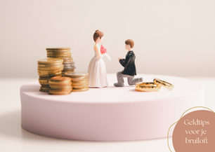 Stapels euromunten naast trouwbeeldje van bruid en bruidegom met trouwringen, symbool voor budgettips en besparen op je bruiloft in Tilburg en Brabant