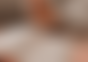 Bruiloftsplanner aan het werk met notitieboekje in sfeervol interieur in Tilburg | Betaalbare weddingplanner Maison du Mariage voor bruiloften in Noord-Brabant en Nederland