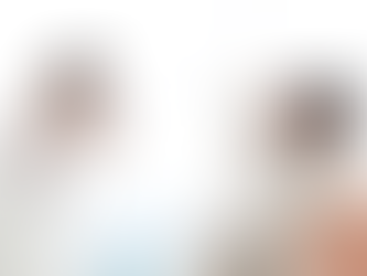 Bruid in elegante witte trouwjurk schreeuwt door een megafoon naar een gestresste bruidegom in pak, met tekst 'Stressvrij Trouwen': symbool voor ontspannen bruiloft plannen bij Maison du Mariage uit Tilburg.