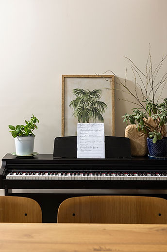 פסנתר בבית ליד המטבח