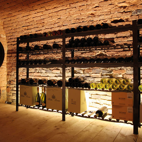 Weinregal aus Metall im Gewölbekeller
