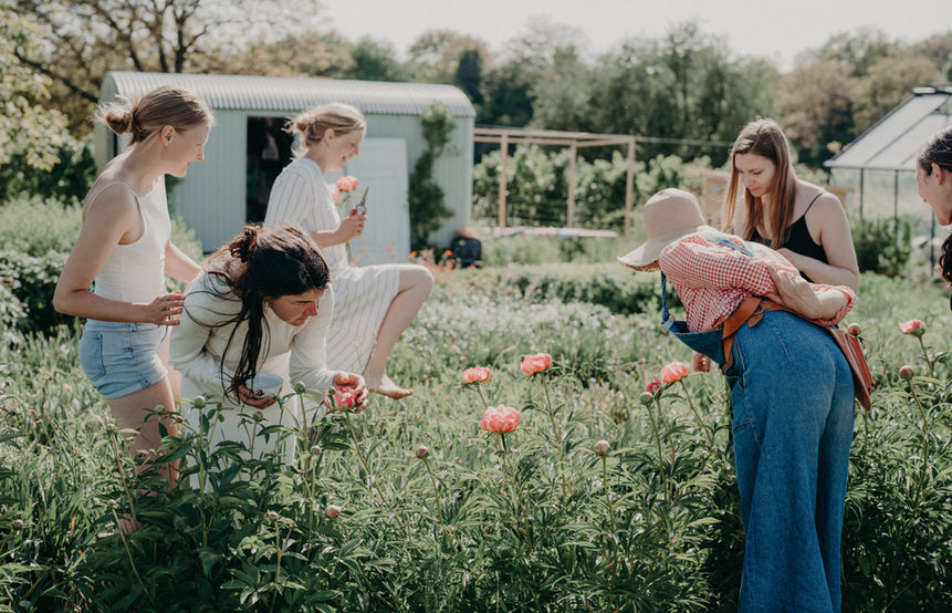 Workshop Teilnehmerinnen auf dem Wildling Blumenfeldjpg