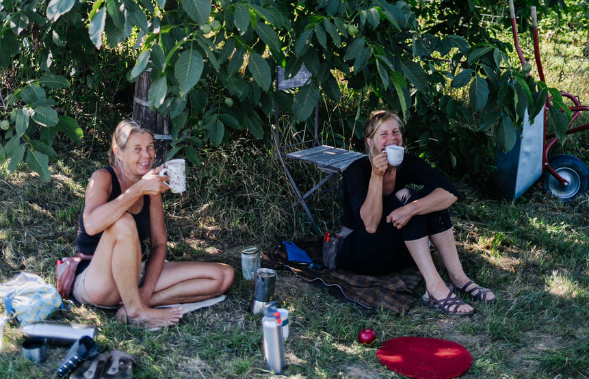 Malin Lüth und Wildling Team bei einer Kaffeepause unter einem Baum
.jpg
