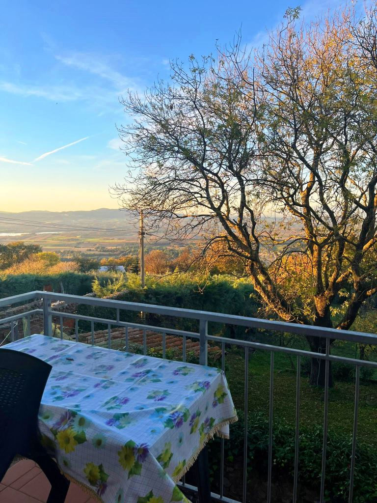 Villa Tibana Terrasse mit Blick übers Land bis zum Meer