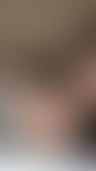 회색 슬립을 입은 이서아가 침대 위에 누워 진지한 눈빛으로 카메라를 바라보며 가슴골과 얼굴을 강조하고 있다.