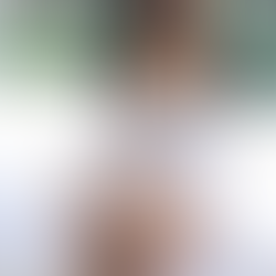 김갑주가 무릎을 꿇고 엉덩이를 강조한 포즈로 앉아있는 Woozic Starz 영상의 장면