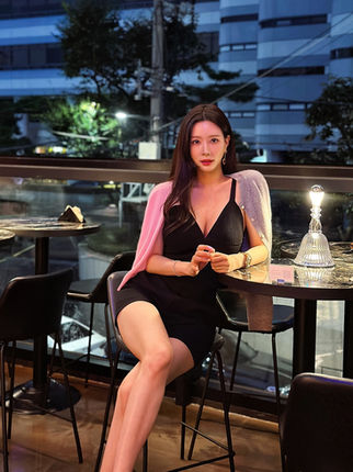 Manyo Yoojin manyo_yoojin Korean model date night dinner photo Seoul lifestyle influencer asianboji