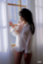 나라 LEDB-179B – 창가에 선 채 흰 셔츠 아래로 드러난 유두와 실루엣