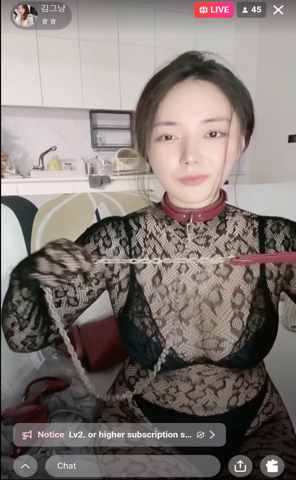 김그냥 (kinnjust)이 Likey 라이브에서 체인 클램프를 소개하는 순간