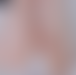 모모리나가 침대 위에서 다리를 들어올리고 허벅지를 감싸며 카메라를 향해 리액션하는 티저 장면