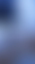 연유네코가 흰 커튼 뒤에서 빛을 받으며 실루엣을 드러내는 장면