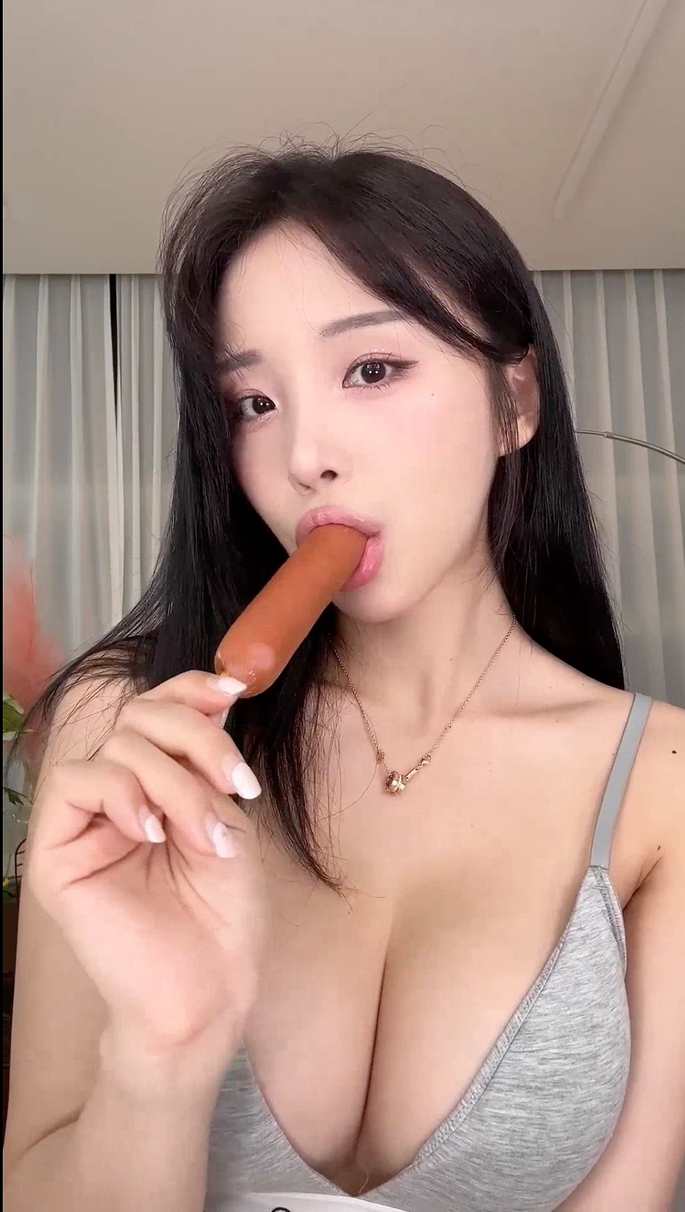 GgotBbang 입술로 소세지를 감싸는 클로즈업