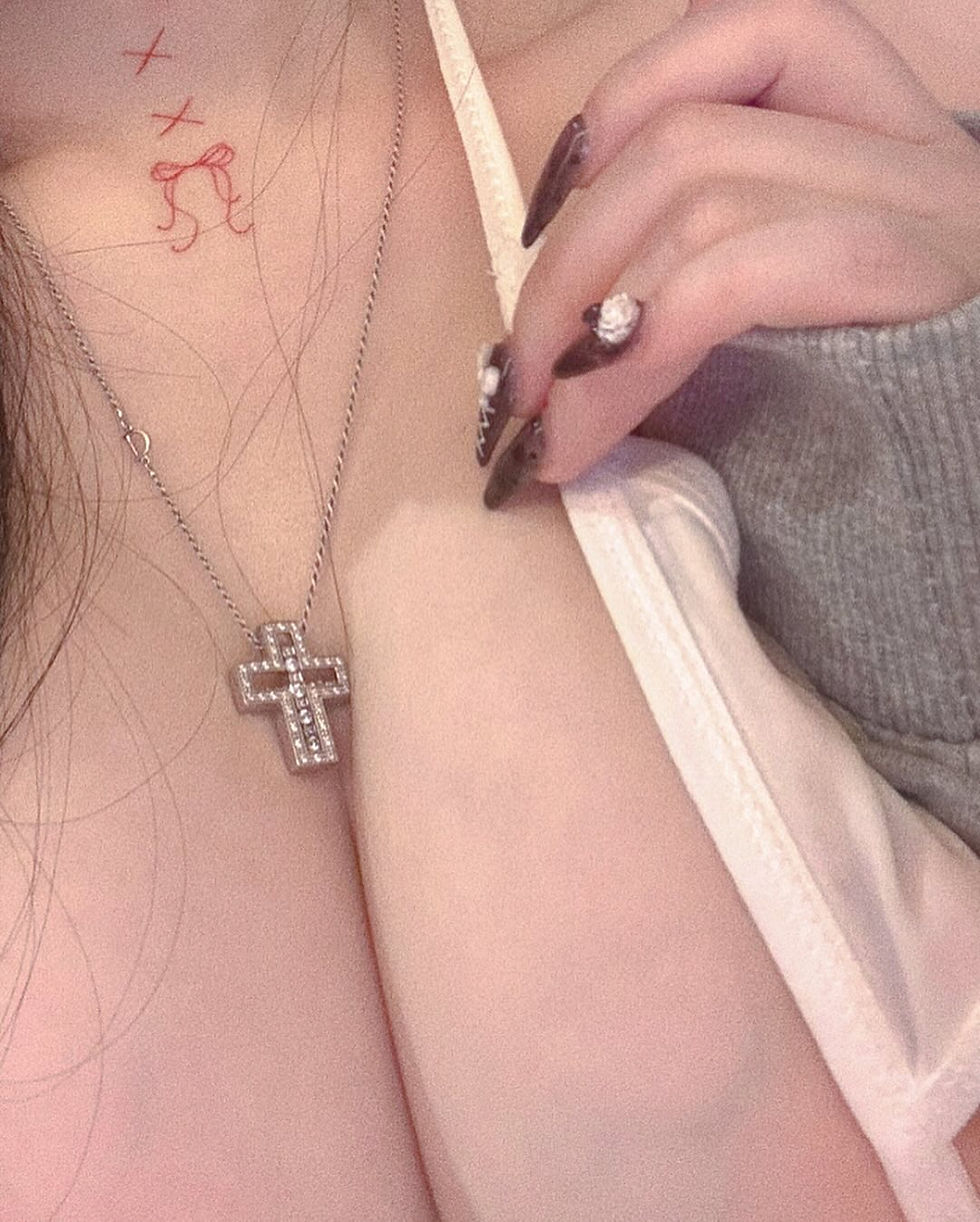유디 yudiii의 완벽한 가슴과 선명하게 도드라진 긴 유두 클로즈업, 강렬한 에로틱한 매력! 🔥😈
