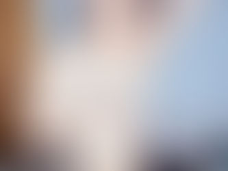 김우현 Woo가 상반신 누드 상태에서 신문으로 가슴을 가린 채 눈을 감고 도발적인 포즈를 취하고 있는 장면