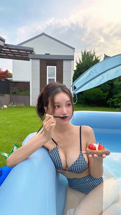 Lee Snow (Park Seri) 이설 sexy bikini pool strawberry tart summer body – Korean model sweet before hardcore