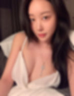 탱글다희가 얇은 젖은 시폰을 입고 침대 위에 무릎을 벌리고 앉아 있다. 젖꼭지가 천 너머로 선명하게 비치며, 그녀는 입으로 "오빠… 빨아줘…"라고 말하는 듯한 표정을 짓고 있다.