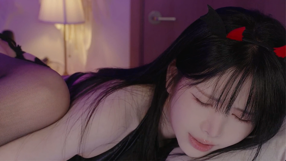 윤잉 Yoonying Patreon 19금 ASMR – 블랙 란제리를 입고 투명한 성인용 소품과 마이크를 활용한 서큐버스 롤플레이 장면