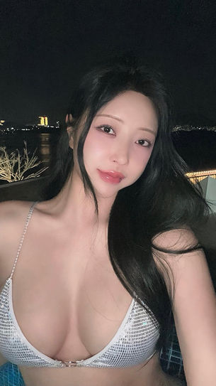 여수 밤 풀사이드에서 비키니를 입은 최소미의 유혹적인 시선