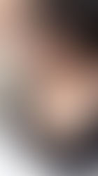 침대 위에서 블랙 브라를 입고 가슴을 드러낸 워니