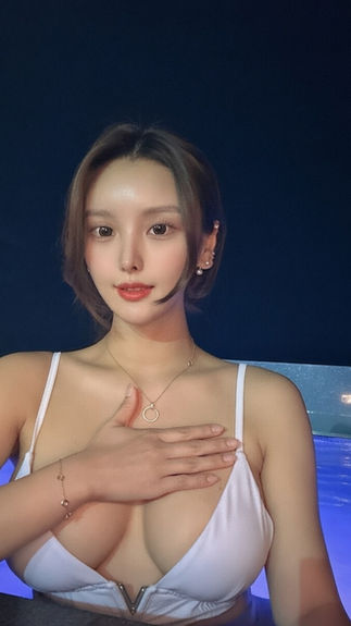 완전 누드 J컵 가슴은 정블리의 것입니다