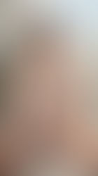 Likey 모델 덩이(김동희)가 회색 코디로 앉은 자세에서 도발적인 눈빛을 보내는 장면