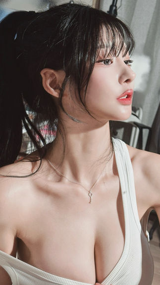 갓세희의 클로즈업 사진, 깊게 드러난 가슴골과 유혹적인 표정