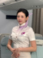 유치땅 Likey 항공 유니폼 콘셉트 – 비행기 객실에서 촬영된 정면 이미지