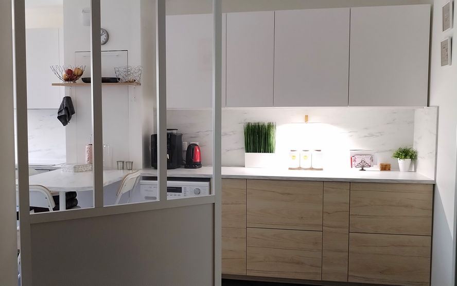 Projet BoAMi_Ecla* créations d'intérieurs - aménagement d'une grande cuisine lumineuse - vue depuis l'entrée