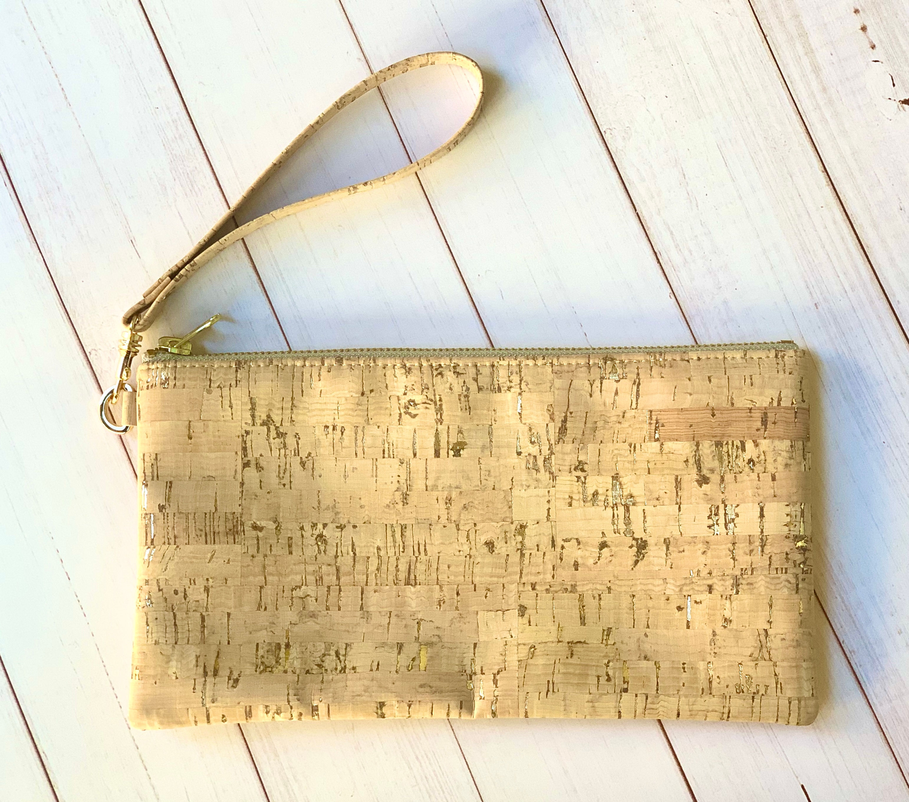 Wristlet in Natural Cork with Dashes of Gold
