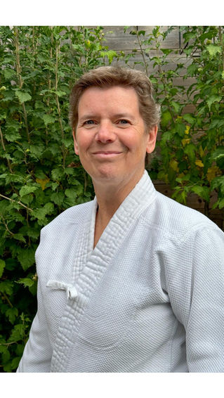 Le club d’Aïkido de Fegersheim est fier de célébrer une étape exceptionnelle dans le parcours de l’une de ses pratiquantes les plus engagées : Brigitte CHARLIER a obtenu en octobre 2025 le grade de 5ᵉ Dan, une reconnaissance méritée pour une vie entière dédiée à l’Aïkido.