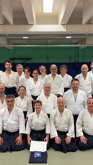 Le jeudi 8 janvier 2026 restera une date mémorable pour le club d’Aïkido de Fegersheim. À l’occasion du premier cours de l’année, notre dojo a eu l’immense plaisir de célébrer officiellement la remise du diplôme de 5ᵉ Dan d’Aïkido à Brigitte CHARLIER, une distinction amplement méritée au regard de son parcours exceptionnel.
