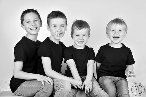 portrait de famille en studio
photographe
roanne
amplepuis
charlieu
loire
rhône