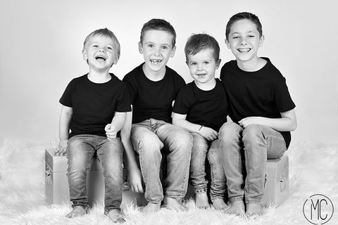 portrait de famille en studio
photographe
roanne
amplepuis
charlieu
loire
rhône
