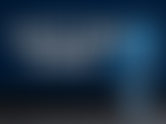 Kannettava tietokone, jonka näytöllä lukee “LUOTETTAVA KASINO”. Edessä kasinosiruja ja niiden yläpuolella hohtava kilpisymboli, joka edustaa turvallisuutta ja luotettavuutta suomalaisilla nettikasinoilla.