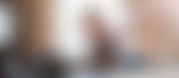 une femme aux cheveux blancs devant son ordinateur portable sur son établi de travail