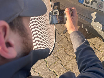 KFZ surveyor documenting accident damage with DSLR