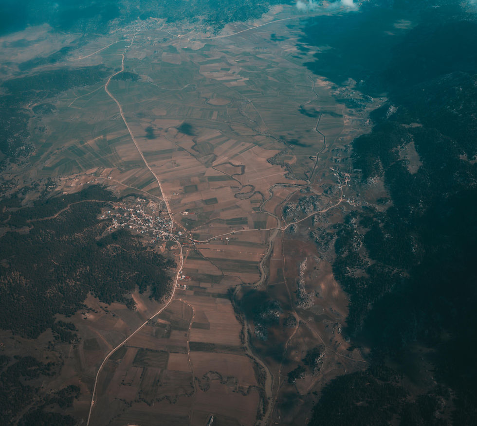 Ville enclavé entre des champs