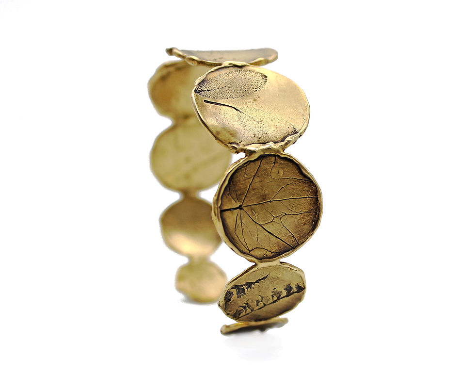 Miniatura: Bracciale artigianale regolabile in ottone con texture foglie e fiori impressi
