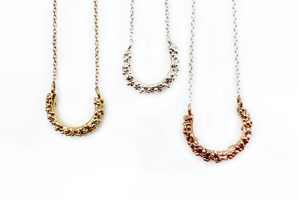 Miniatura: Collane della collezione Yayoi in bronzo, ottone e argento con catena in argento