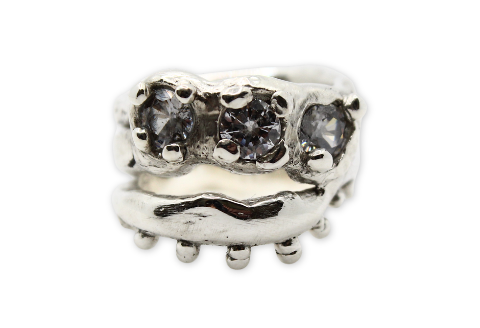 Anello artigianale in argento con zirconi vista frontale