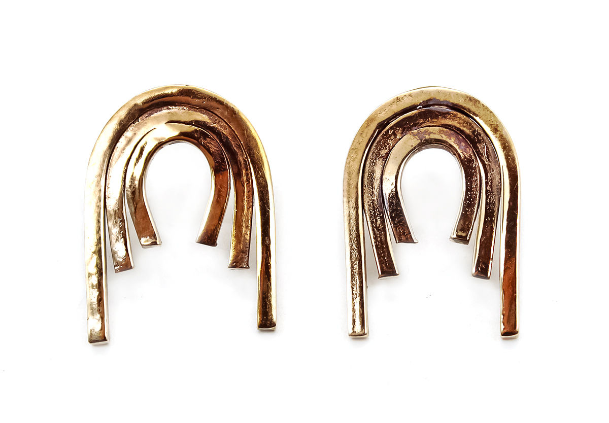 Orecchini minimalisti in bronzo rosso lucido con perni in argento