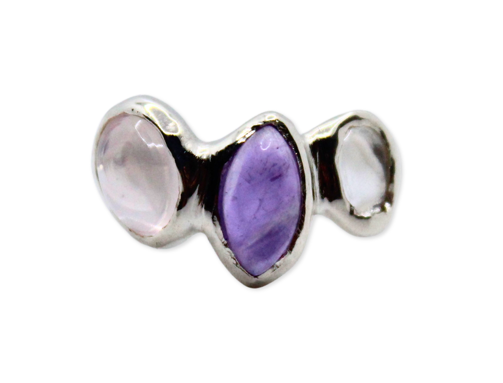 Anello argento con tre pietre, quarzo rosa, ametista e cristallo di rocca vista frontale