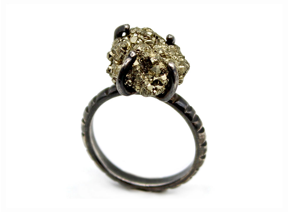 Thumbnail: Anello in argento brunito con pirite vista frontale